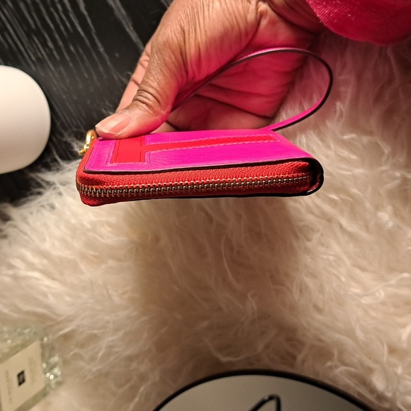 Tory Burch NWOTs Leather Graphic Print Wristlet - Picture 7 of 8